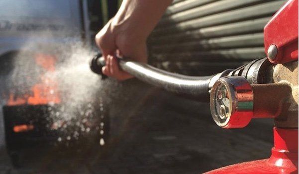 Blussen van een beginnende brand met een brandblusser