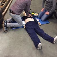 EHBO-herhalingsles met oefenpop