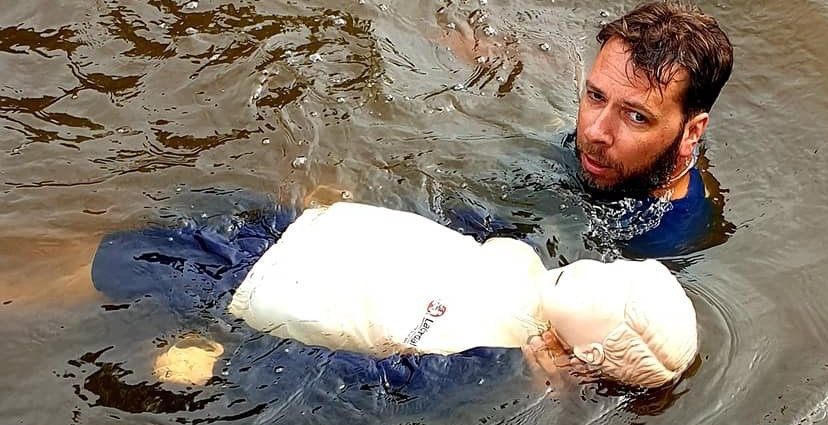 Redder brengt een drenkeling naar de kant